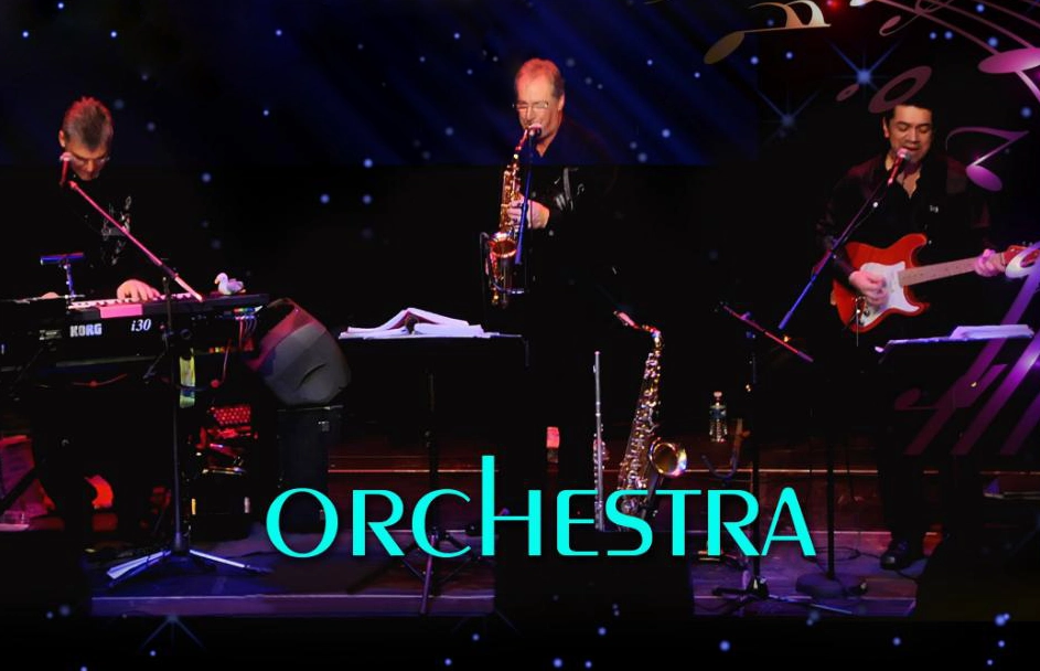 ADM Spectacles - Trois artistes talentueux animent la scène avec un clavier, un saxophone et une guitare électrique. Un texte vibrant « Orchestra » se superpose à l'image, tandis que des notes de musique décoratives flottent en arrière-plan, créant une scène spectaculaire.